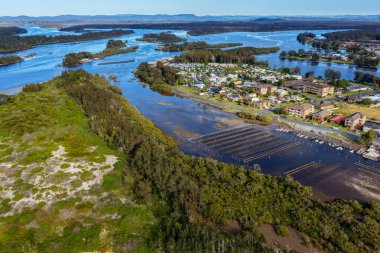 New South Wales 'in kuzey kıyısındaki Forster' daki karavan parkında nefes kesici bir hava manzarası. Manzaralı kıyı şeridi şehirlerin rahat kıyı yaşam tarzını ön plana çıkarıyor