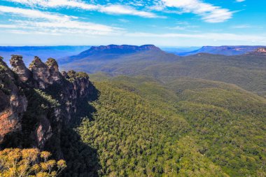 Mavi Dağlardaki Echo Point manzarası Jamison Vadisi 'ne bakan orman manzarası, kumtaşı uçurumları ve ikonik Üç Kız Kardeş kaya oluşumu..