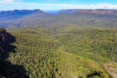 Mavi Dağlar 'daki Echo Point manzarası Jamison Vadisi' ne bakan geniş ormanları, kumtaşı kayalıkları ve dramatik doğal manzarası var..