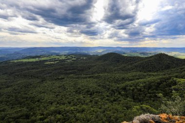 Mavi Dağlardaki Hargraves Manzarası Grose Vadisi manzaralı ve engebeli kumtaşı kayalıklarıyla.