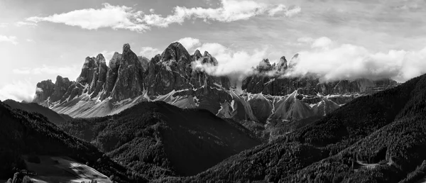 Černá a bílá panorama Geisler (Odle) Dolomity Group — Stock fotografie