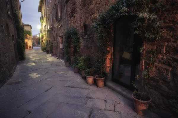 Oude Europese straat na het donker — Stockfoto