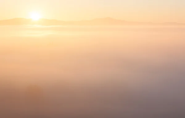 Sunrise sisli vadinin yukarıda — Stok fotoğraf