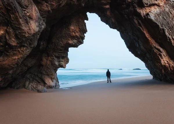 岩のアーチの下で孤独な男 — ストック写真