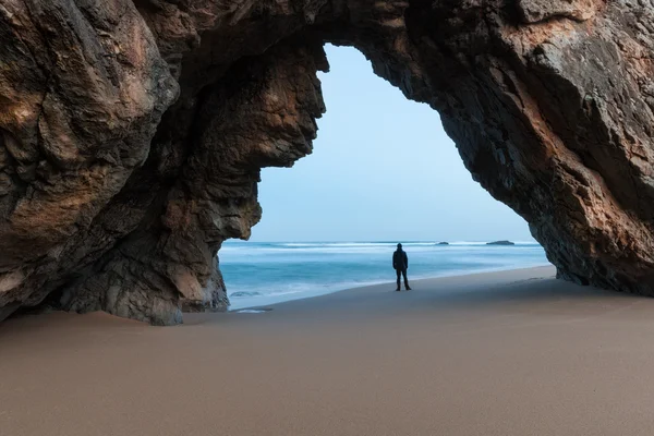 Eenzame man onder de rotsachtige boog — Stockfoto