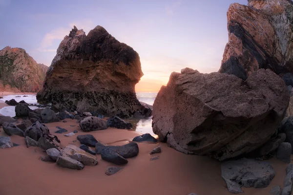 Twilight op rotsachtige kustlijn van de Atlantische Oceaan — Stockfoto