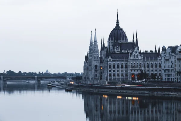 De skyline van Budapest op donker — Stockfoto