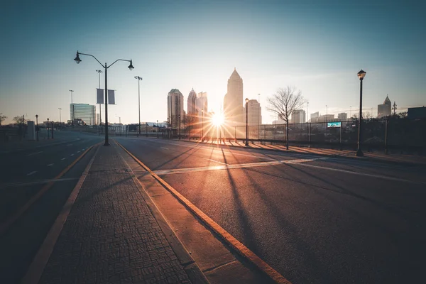 Современная городская улица солнечным утром — стоковое фото