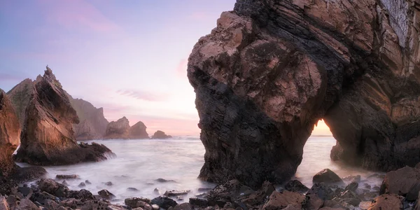 Crepúsculo en la costa rocosa del océano Atlántico — Foto de Stock