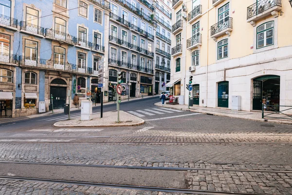 Alfama district morning street in Lissabon — Stockfoto