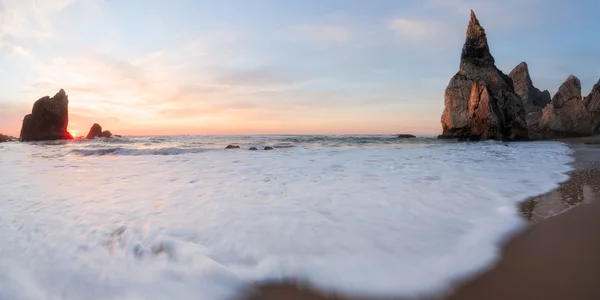 Рассвет на скалистом побережье Атлантического океана — стоковое фото