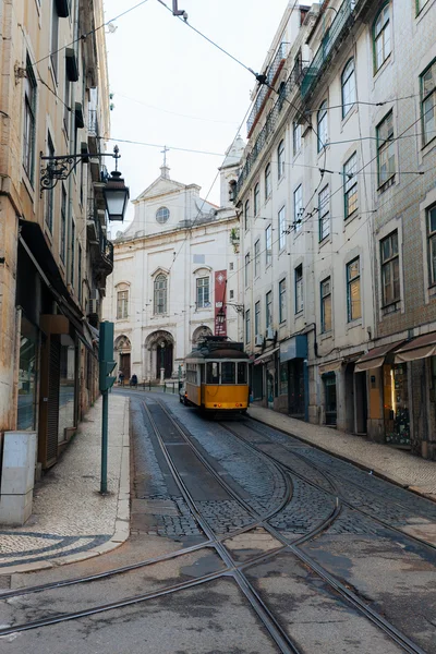 Vintage tram in het centrum van Lissabon — Stockfoto