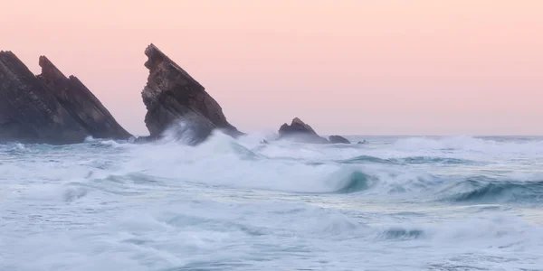Каменистое побережье Атлантики — стоковое фото