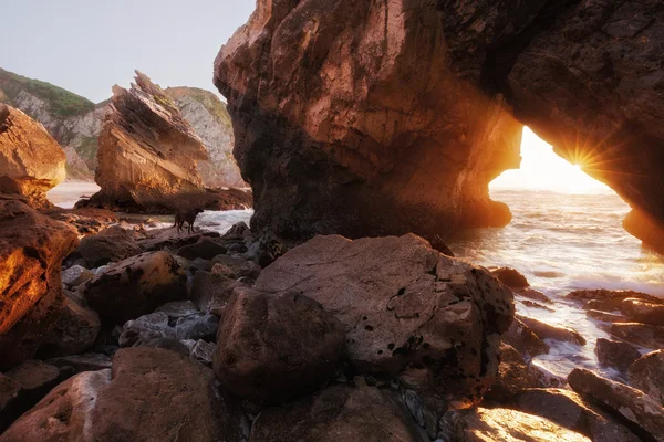 Luz solar a través del arco de roca —  Fotos de Stock