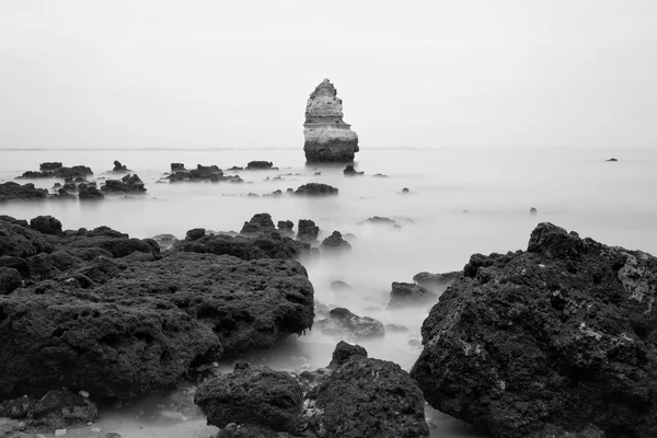 Fotos em preto e branco da costa rochosa do oceano Atlântico — Fotografia de Stock