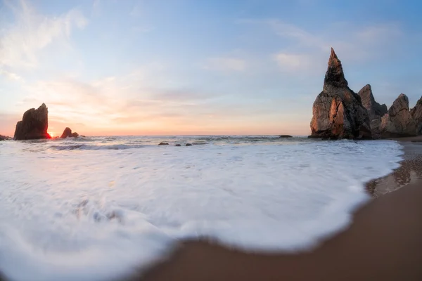 Sonnenaufgang an der felsigen Küste des Atlantiks — Stockfoto