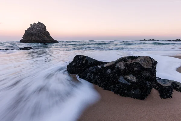 大西洋沿岸多岩石的海岸线 — 图库照片