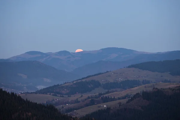 Moonrise sobre montanhas dos Cárpatos — Fotografia de Stock