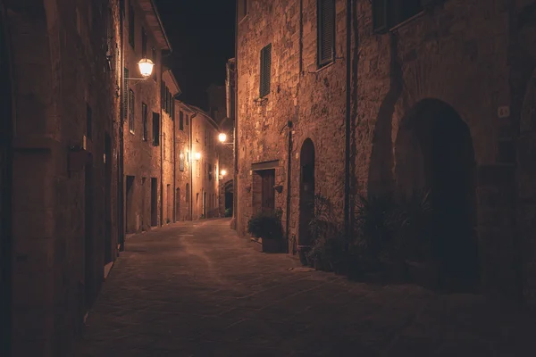 Oude Europese stad straat 's nachts — Stockfoto