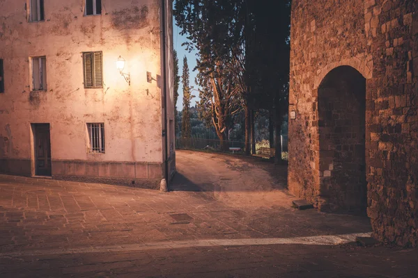 黄昏的老欧洲小镇的街道上 — 图库照片
