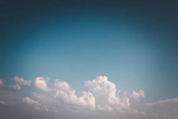 Blauwe lucht en wolk achtergrond — Stockfoto