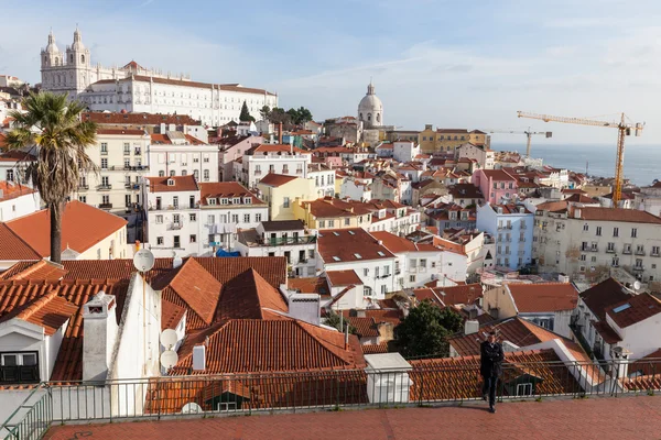 Skyline van de rode daken van Lissabon — Stockfoto