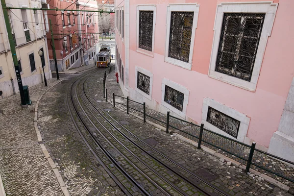 Vieux tramway traditionnel à Lisbonne — Photo