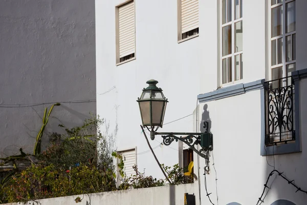 Lanterna na cidade velha mediterrânea — Fotografia de Stock