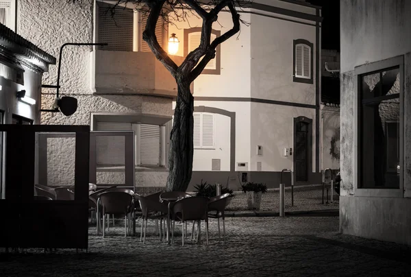 Café de rue dans la vieille ville européenne la nuit — Photo