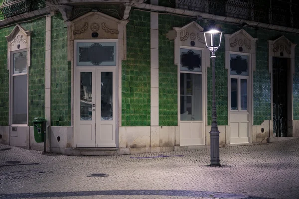 Rue de la vieille ville européenne la nuit — Photo