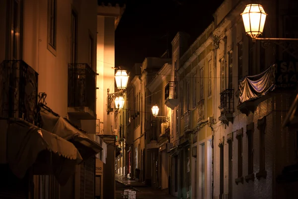 Улица старого европейского города ночью — стоковое фото