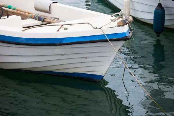 Лодка в порту Средиземного моря — стоковое фото