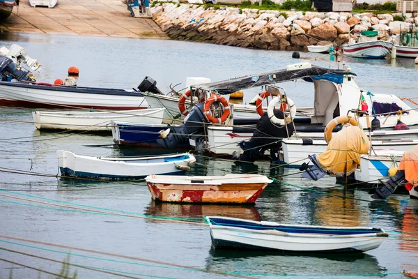 Βάρκα στο λιμάνι στη Μεσόγειο θάλασσα — Φωτογραφία Αρχείου