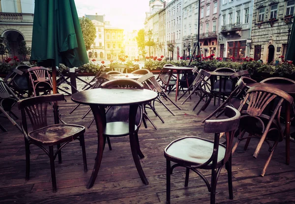 Street Cafe terasa s dřevěnými stoly a židle v evropských ci — Stock fotografie