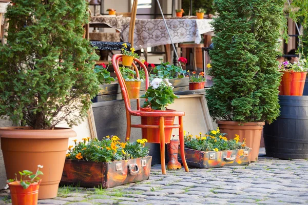 Café de rua terraço com mesas e flores — Fotografia de Stock