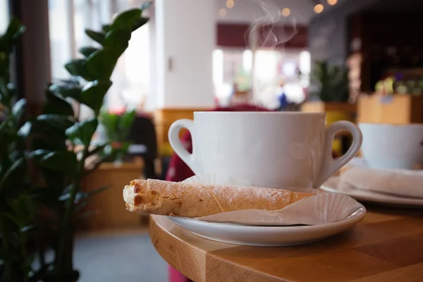 Witte kop koffie in het café-interieur — Stockfoto