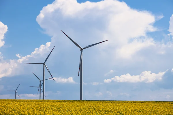 Central eólica en el campo amarillo —  Fotos de Stock