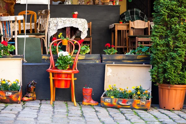 Street café terrass med bord och blommor i europeisk stad — Stockfoto