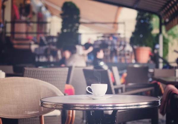 Beyaz fincan kahve yaz kafeterya masada — Stok fotoğraf