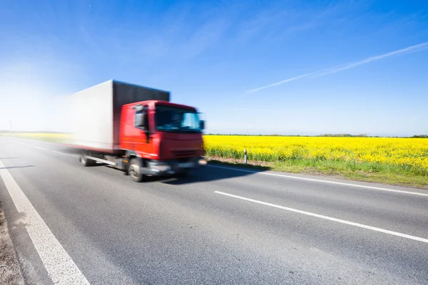 Lastbil rör sig snabbt — Stockfoto