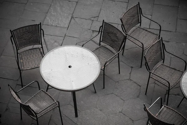 Utcai kávézó asztal és székek európai városban — Stock Fotó