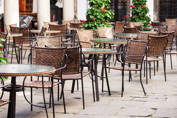 Street cafe tables and chairs in European city — Stock Photo, Image