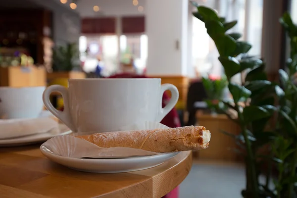 Біла чашка кави в інтер'єрі кафе — стокове фото