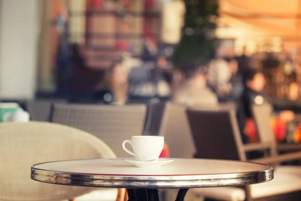 Taza blanca de café en la mesa del café de verano —  Fotos de Stock