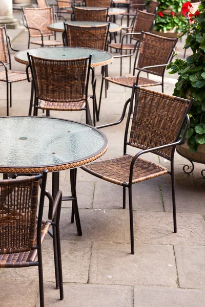 Mesas de café de rua e cadeiras na cidade europeia — Fotografia de Stock