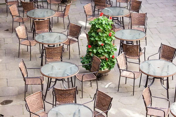 Mesas de café de rua e cadeiras na cidade europeia — Fotografia de Stock