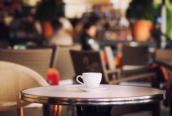 White cup of coffee at the summer cafe table — Stock Photo, Image