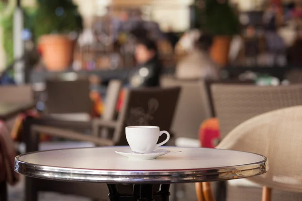 Taza blanca de café en la mesa del café de verano —  Fotos de Stock