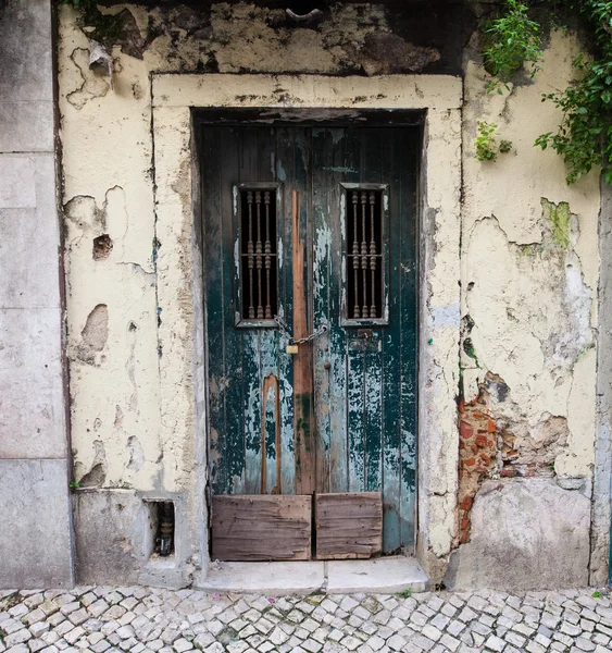 Гранатовая стена и двери на улице Старого города — стоковое фото