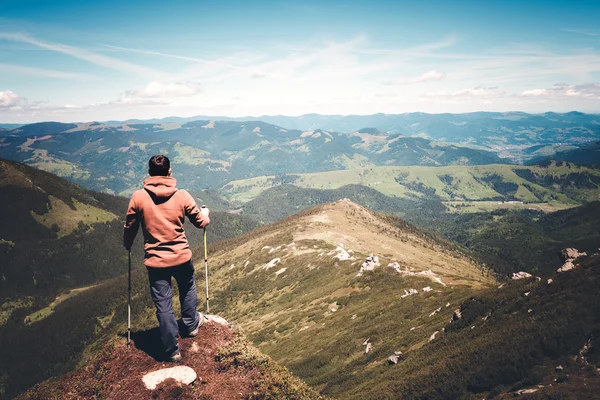 Чоловік стоїть на вершині гори — стокове фото